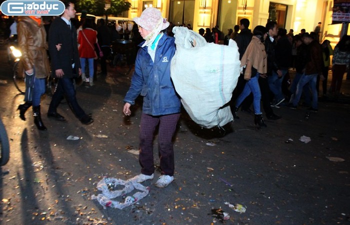 Những người nhặt rác tranh thủ nhặt nhạnh trong đêm giao thừa chòa đón năm mới 2013